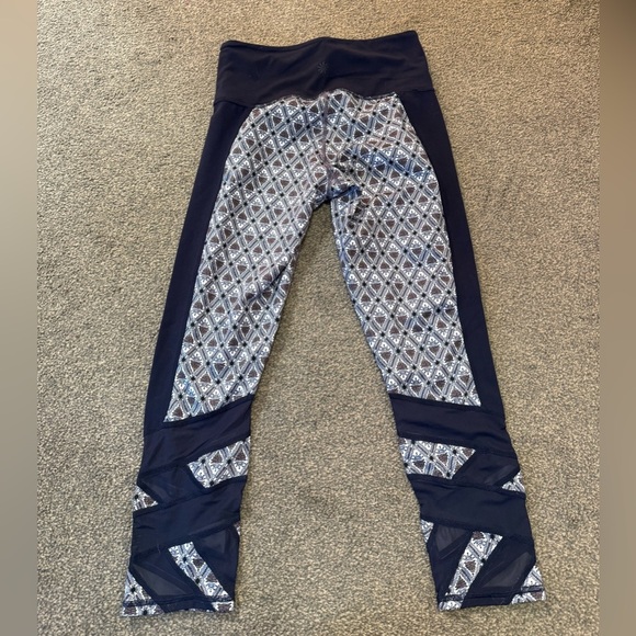 Athleta Print Mantra Capri with Mesh Details Leggings size XS - Picture 8 of 8